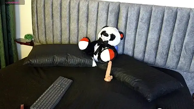 Snapshot of Eternalnight_sm chatting on December 17, 2025, 4:39 am Eternalnight sm online show from December 17, 2025, 4:39 am