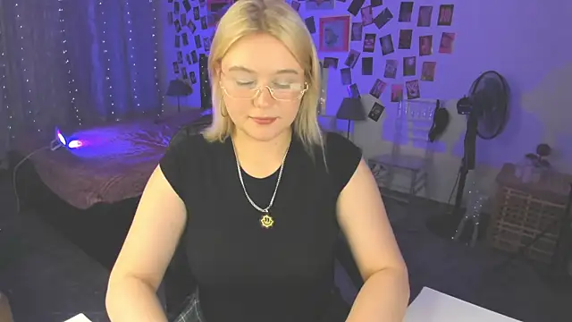 Snapshot of LouiseMous chatting on July 7, 2026, 3:15 pm LouiseMous online show from July 7, 2026, 3:15 pm