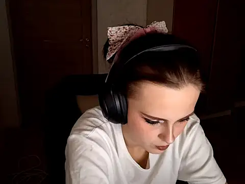 Snapshot of LouiseMarengo chatting on November 25, 2025, 5:02 pm LouiseMarengo online show from November 25, 2025, 5:02 pm