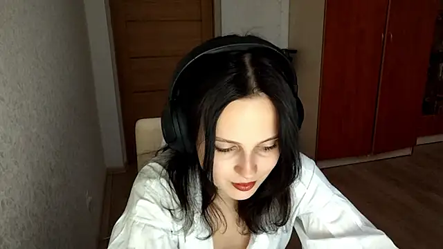 Snapshot of LouiseMarengo chatting on December 19, 2025, 2:08 pm LouiseMarengo online show from December 19, 2025, 2:08 pm