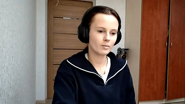 Snapshot of LouiseMarengo chatting on November 29, 2025, 12:16 pm LouiseMarengo online show from November 29, 2025, 12:16 pm