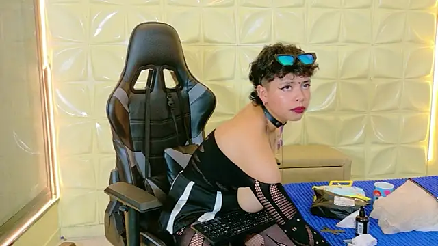 lunabustygirl online show from March 5, 2026, 12:07 am