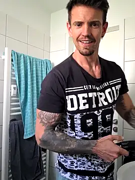 Snapshot of Mystery_Mark chatting on April 15, 2026, 2:21 pm Mystery Mark online show from April 15, 2026, 2:21 pm