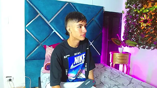 JamesConnor001 online show from November 17, 2025, 7:18 pm