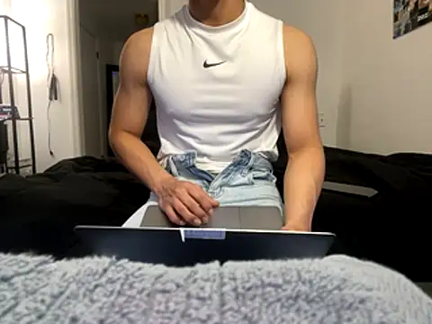 Snapshot of yourguyy21 chatting on November 16, 2025, 7:35 am yourguyy21 online show from November 16, 2025, 7:35 am