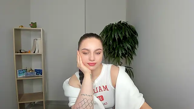 LucileDeloatch online show from November 16, 2025, 8:52 am