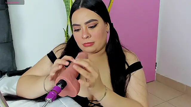 Snapshot of Monserrat_J chatting on November 28, 2025, 4:12 am Monserrat J online show from November 28, 2025, 4:12 am