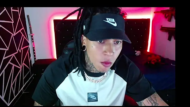 Snapshot of Zero-X9 chatting on November 18, 2025, 9:29 pm Zero-X9 online show from November 18, 2025, 9:29 pm