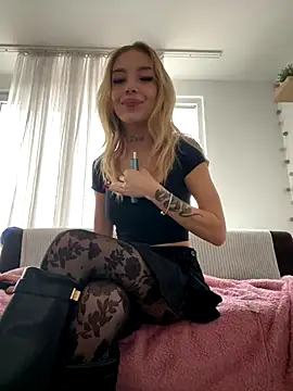 lunababy77 online show from December 5, 2025, 12:48 pm