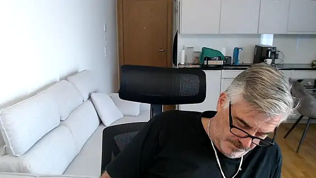 Buidapest online show from November 20, 2025, 11:00 am