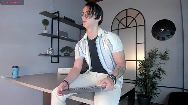 Snapshot of Brandon_starkk chatting on March 28, 2026, 11:44 am Brandon starkk online show from March 28, 2026, 11:44 am