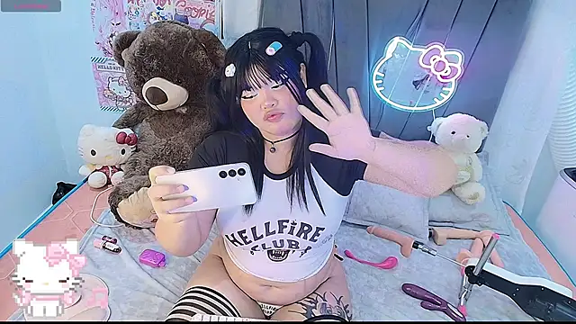 kittyhtxx online show from December 5, 2025, 4:11 am
