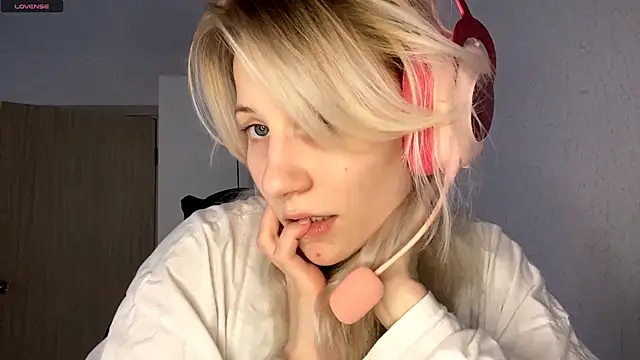 FoxySable online show from November 30, 2025, 9:43 am