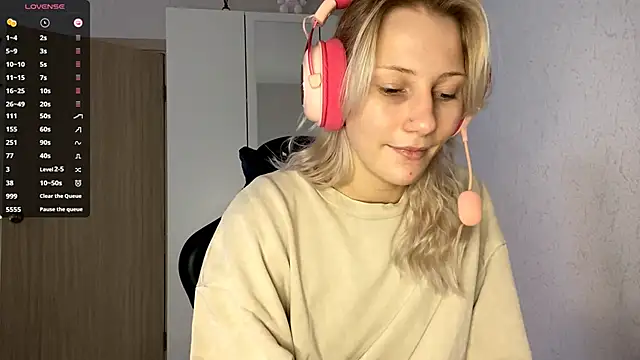 FoxySable online show from November 29, 2025, 8:36 am