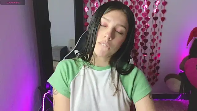 Snapshot of Dhanaee chatting on December 23, 2025, 5:18 am Dhanaee online show from December 23, 2025, 5:18 am