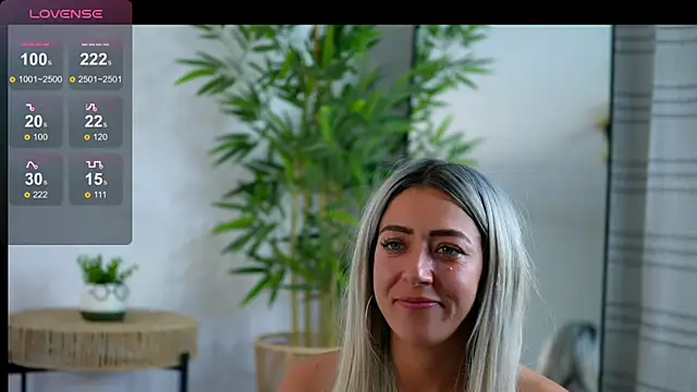 JuliaHyde online show from April 16, 2026, 9:39 pm