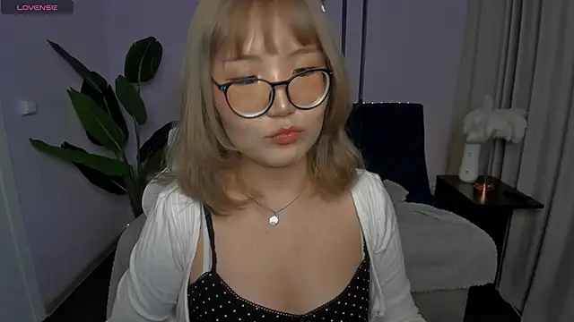 Snapshot of Erica_Asti chatting on November 18, 2025, 2:27 am Erica Asti online show from November 18, 2025, 2:27 am