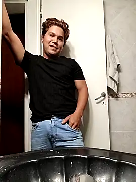 Snapshot of Oliver_Bach chatting on November 17, 2025, 10:25 pm Oliver Bach online show from November 17, 2025, 10:25 pm