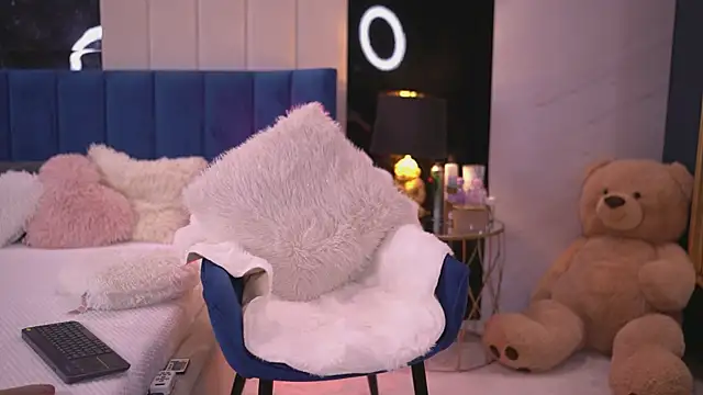 Snapshot of XenaBloom chatting on November 28, 2025, 4:12 am XenaBloom online show from November 28, 2025, 4:12 am