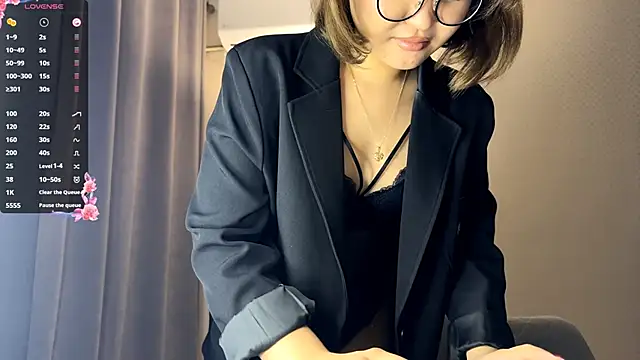 HoneyKitsu online show from December 1, 2025, 10:21 pm