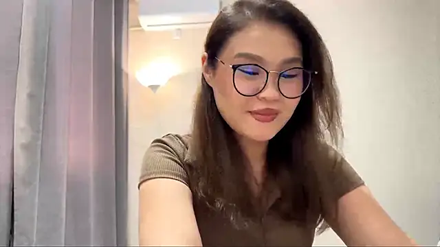 HoneyKitsu online show from November 23, 2025, 8:57 am