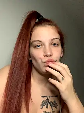 Curvy-little-red online show from November 18, 2025, 11:26 pm