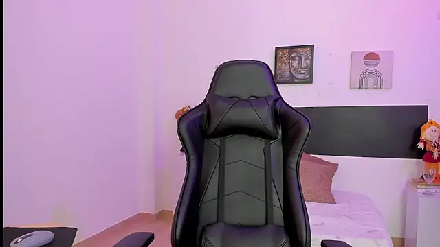 TINY PEACH online show from December 1, 2025, 12:39 pm