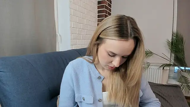 Snapshot of KristleKirst chatting on November 24, 2025, 1:00 pm KristleKirst online show from November 24, 2025, 1:00 pm