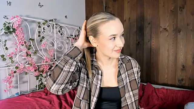 Snapshot of KristleKirst chatting on November 22, 2025, 8:13 am KristleKirst online show from November 22, 2025, 8:13 am