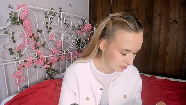 Snapshot of KristleKirst chatting on November 28, 2025, 11:10 am KristleKirst online show from November 28, 2025, 11:10 am