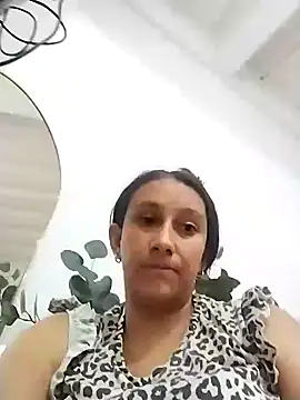 Snapshot of Mikela_19 chatting on December 3, 2025, 6:18 pm Mikela 19 online show from December 3, 2025, 6:18 pm