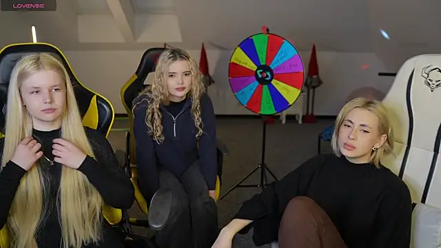 Snapshot of Kara_cat chatting on December 5, 2025, 3:32 pm Kara cat online show from December 5, 2025, 3:32 pm