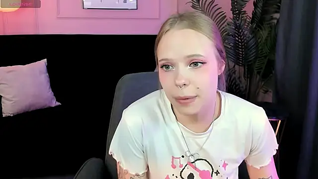Snapshot of lucy_loy chatting on June 10, 2026, 9:10 am lucy loy online show from June 10, 2026, 9:10 am