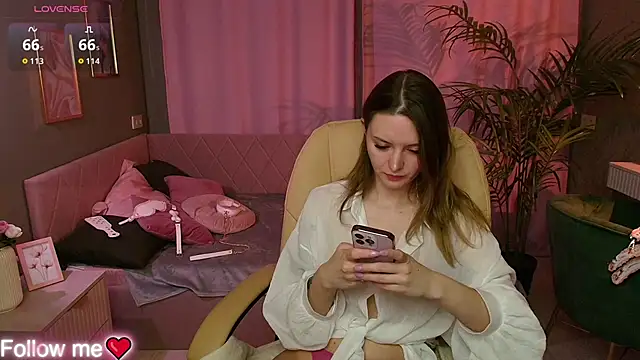 Ursula Andres online show from April 19, 2026, 1:06 am