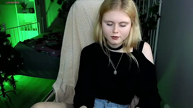 Snapshot of AnoraAmore chatting on December 14, 2025, 9:09 pm AnoraAmore online show from December 14, 2025, 9:09 pm