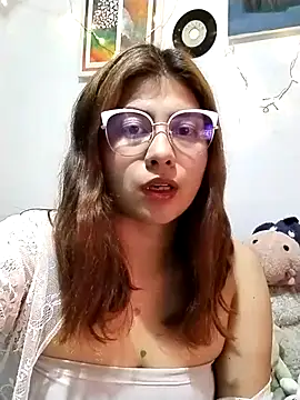 Snapshot of Emmyxxx chatting on December 3, 2025, 3:29 am Emmyxxx online show from December 3, 2025, 3:29 am