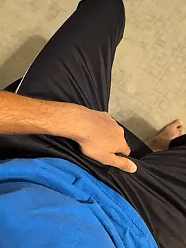 crazyhornet17 online show from December 1, 2025, 4:46 am