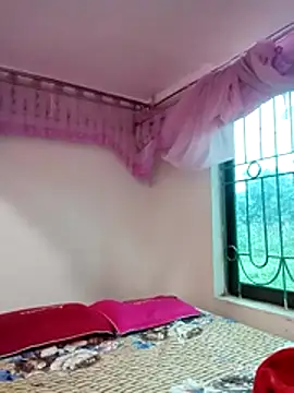 quynhquynh  online show from February 21, 2026, 2:35 am