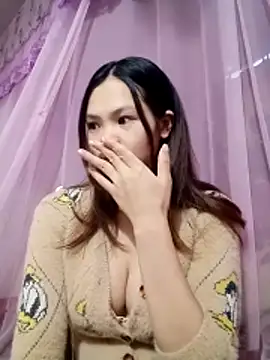 quynhquynh  online show from February 3, 2026, 12:21 am