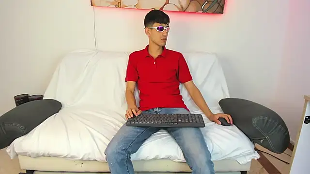 Snapshot of dracke_and_zara chatting on December 19, 2025, 1:24 pm dracke and zara online show from December 19, 2025, 1:24 pm