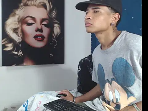 Snapshot of crissex3 chatting on March 19, 2026, 12:27 pm crissex3 online show from March 19, 2026, 12:27 pm