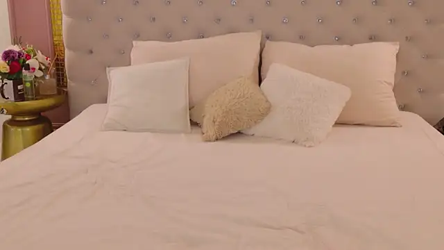 Snapshot of LilyLevine chatting on January 13, 2026, 5:00 am LilyLevine online show from January 13, 2026, 5:00 am