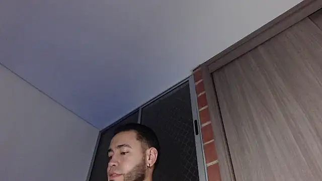 Snapshot of MikeSantoss1 chatting on December 18, 2025, 1:11 am MikeSantoss1 online show from December 18, 2025, 1:11 am