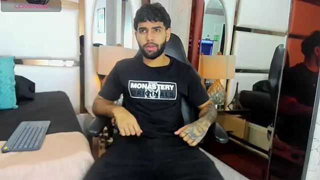 Jesuss77  online show from November 26, 2025, 2:06 pm