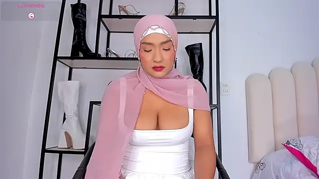 Snapshot of Amira-Zahra chatting on July 28, 2026, 10:20 pm Amira-Zahra online show from July 28, 2026, 10:20 pm