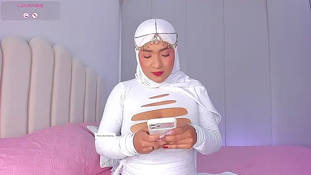 Snapshot of Amira-Zahra chatting on June 26, 2026, 10:26 pm Amira-Zahra online show from June 26, 2026, 10:26 pm