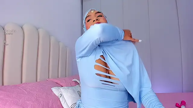 Amira-Zahra online show from May 8, 2026, 10:35 pm