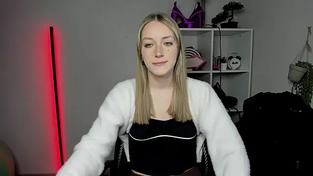 Snapshot of EvelynBlond chatting on March 16, 2026, 6:28 am EvelynBlond online show from March 16, 2026, 6:28 am