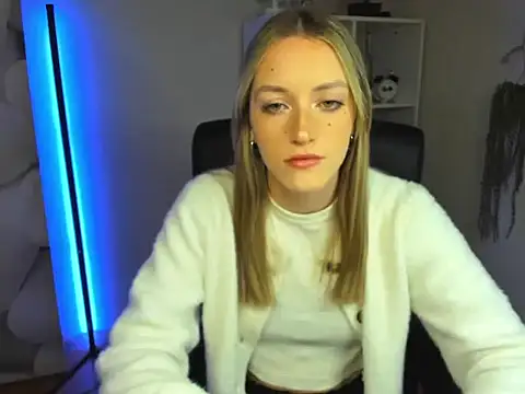 EvelynBlond online show from November 26, 2025, 6:24 am