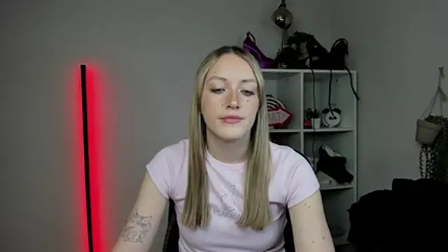 Snapshot of EvelynBlond chatting on April 8, 2026, 12:28 pm EvelynBlond online show from April 8, 2026, 12:28 pm